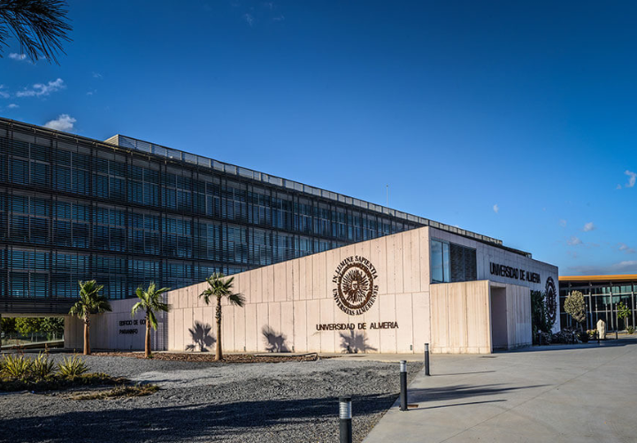 Vista de los exteriores de la universidad de almería